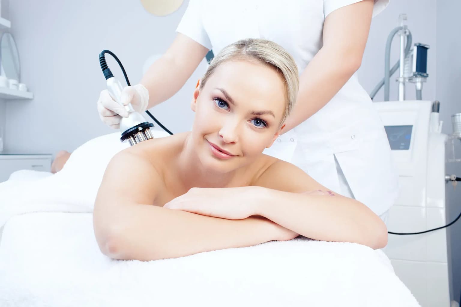 customer receiving a lipo cavitation treatment 